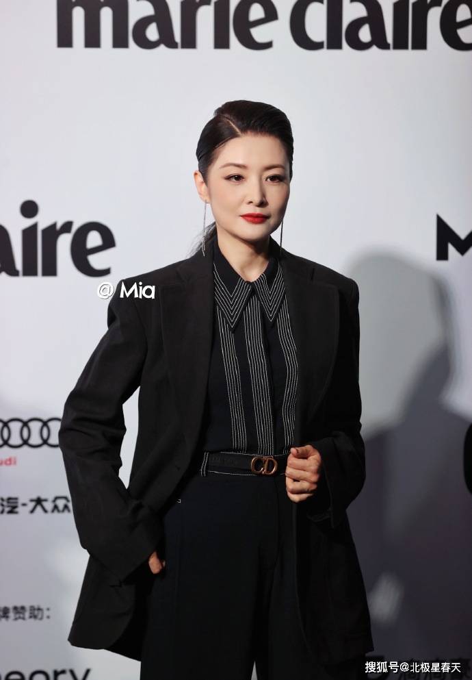 周涛才是主持界冻龄天花板西装穿出优雅帅气范53岁尽显天然美