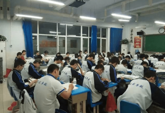 原创衡水中学的学生一天是怎么过的网友这样的学生想不考高分都难