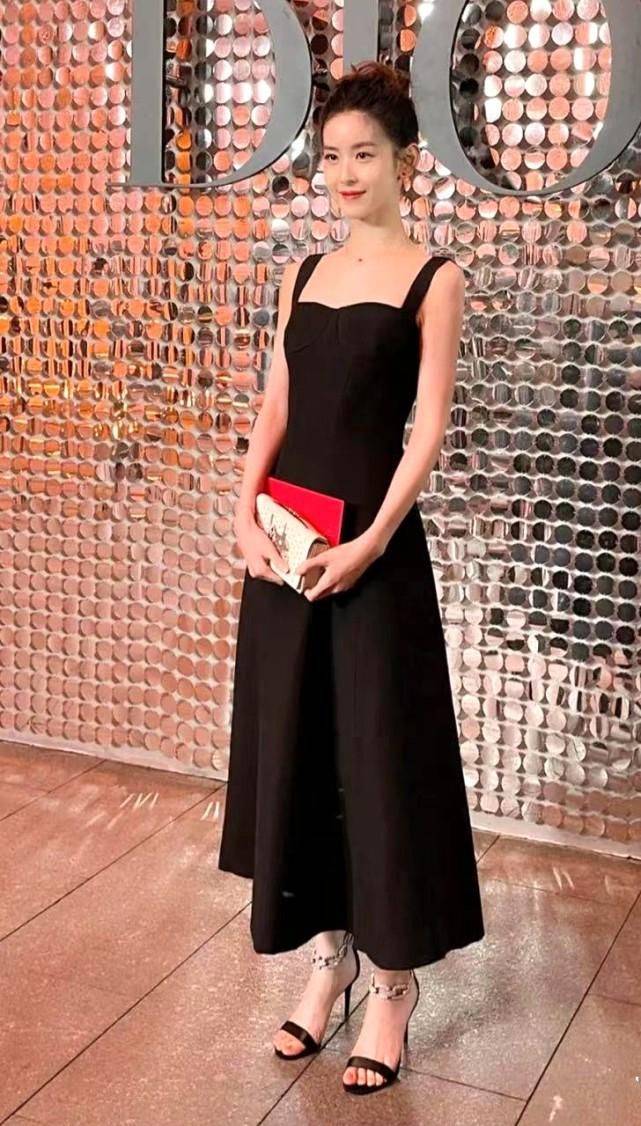 章泽天现身商界活动烫金色卷发不再立清纯人设打扮成贵妇样