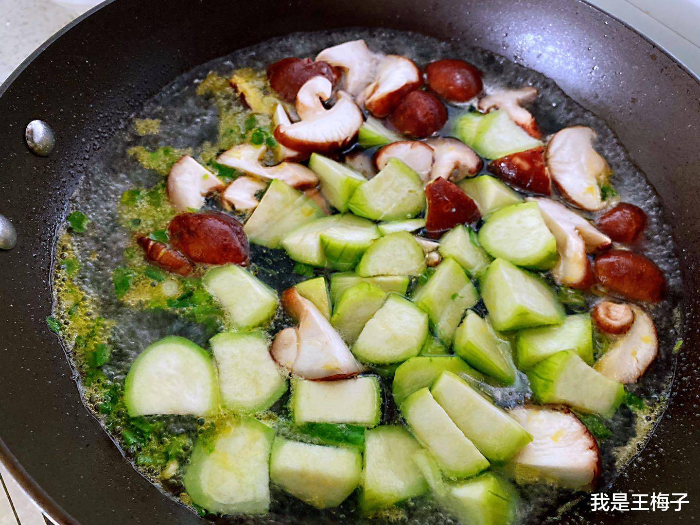 丝瓜配什么炒着吃 ba09f200938d4366b4464b3d17a77c3b.jpeg