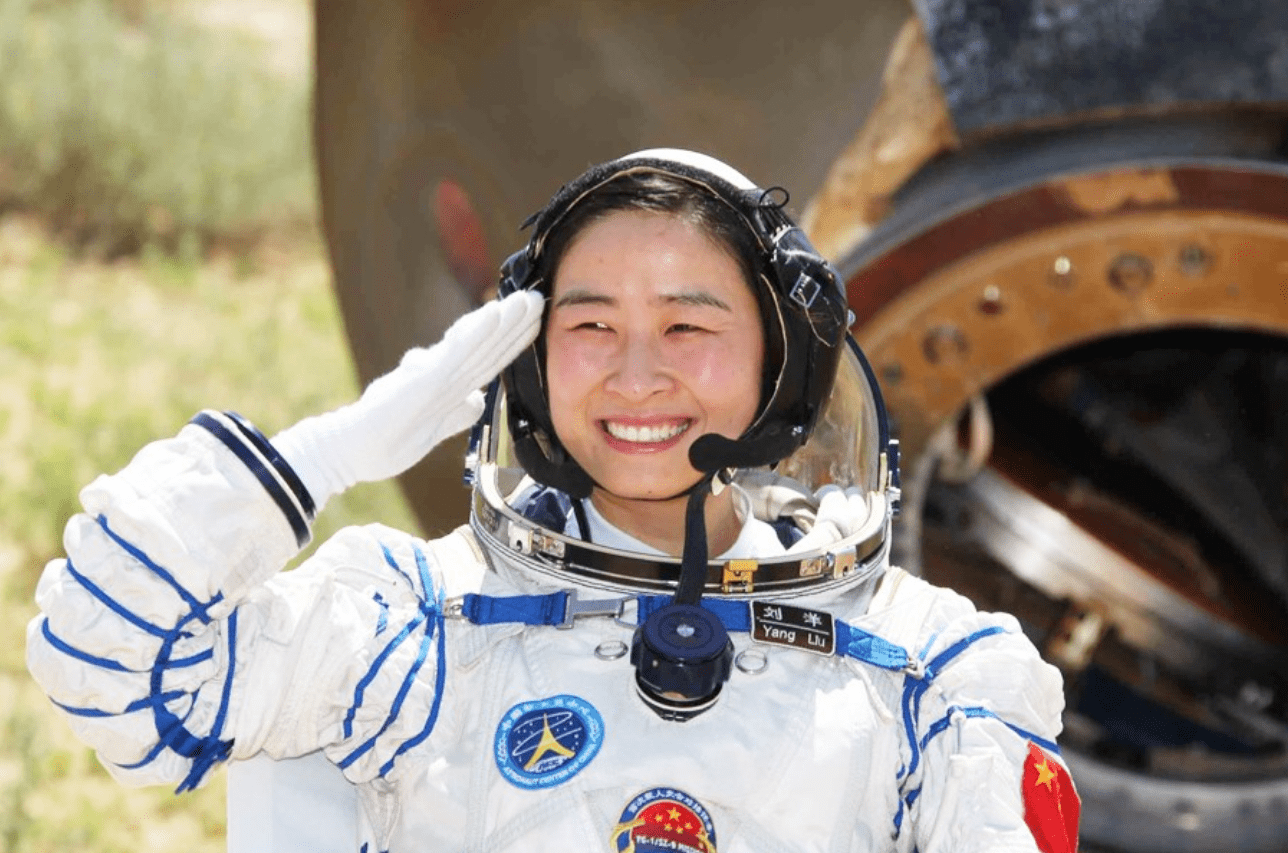 她是中国首位女宇航员,但是她比杨利伟付出更多的辛苦