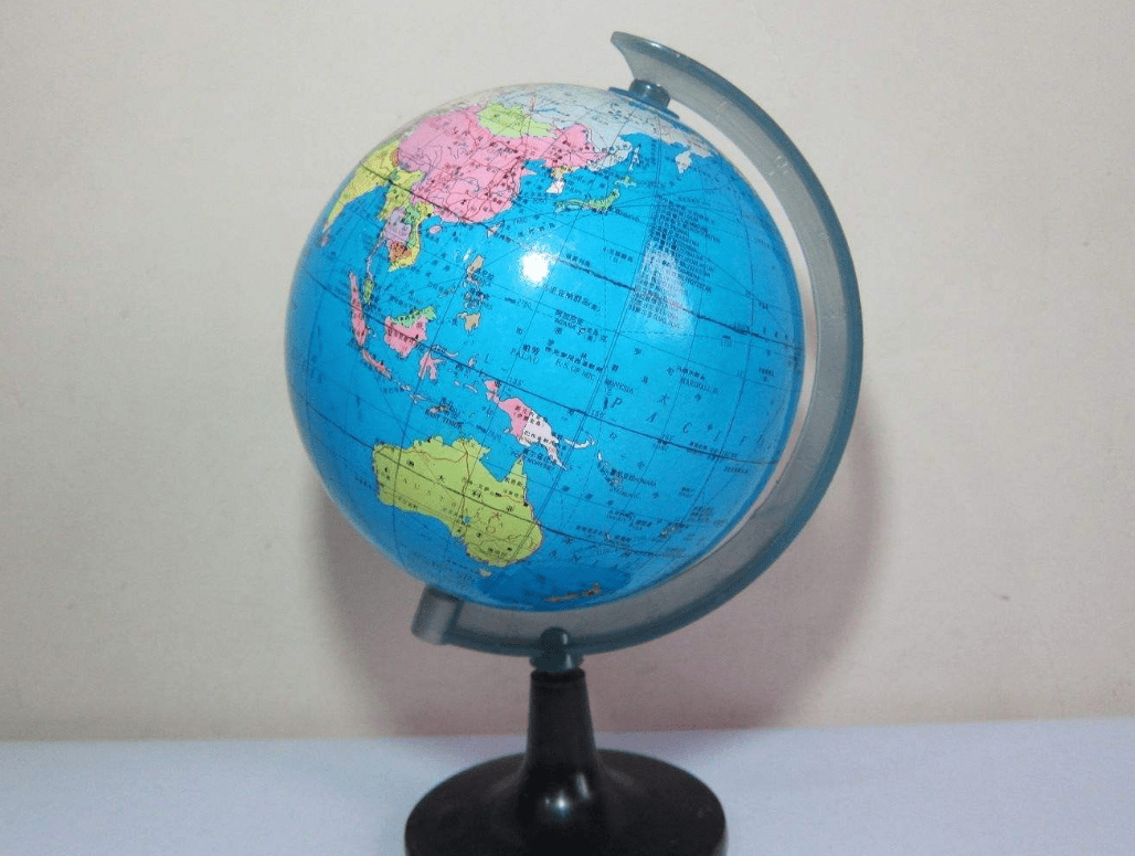 地图上看来,直接穿过太平洋的航线是距离最短的,但是地球是圆的.