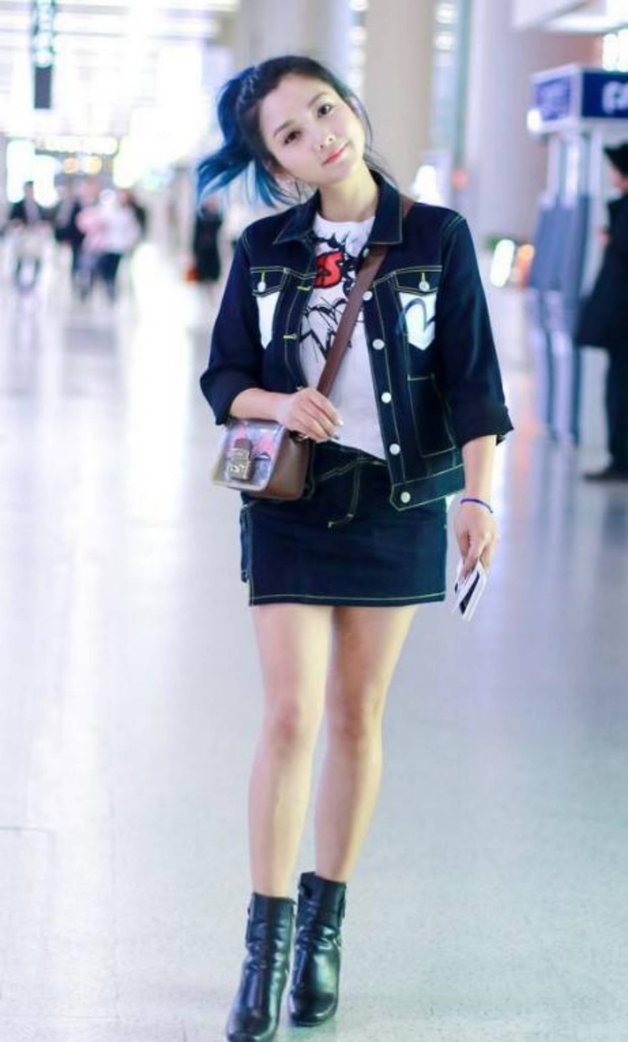 原创何洁终于穿对一回一身牛仔套装清爽时髦搭配高马尾有了少女感