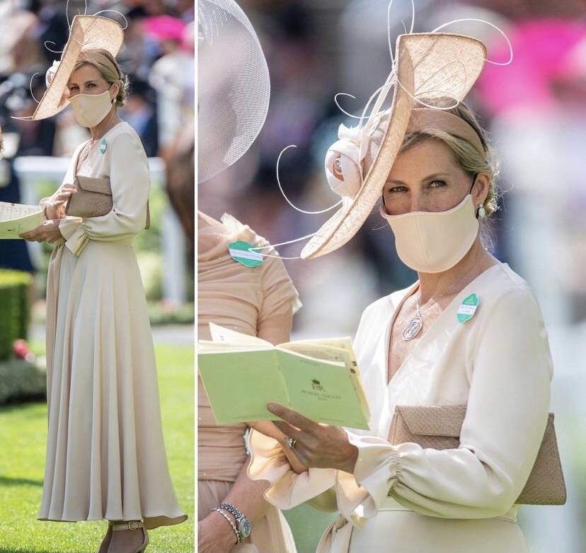 原创英国皇室马会上流贵妇们盛装亮相还是简约大气的穿搭最显贵气