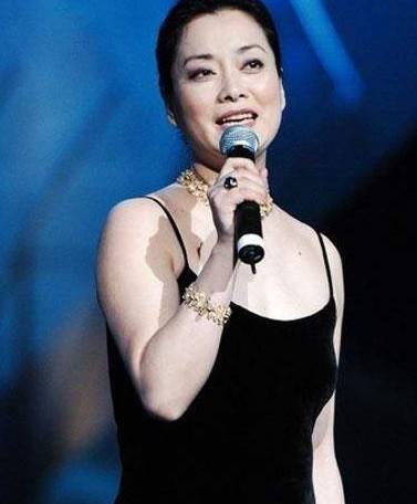 曾比毛阿敏红,却被弟弟打成残疾,昔日歌星金炜玲沦为钟点工_时候