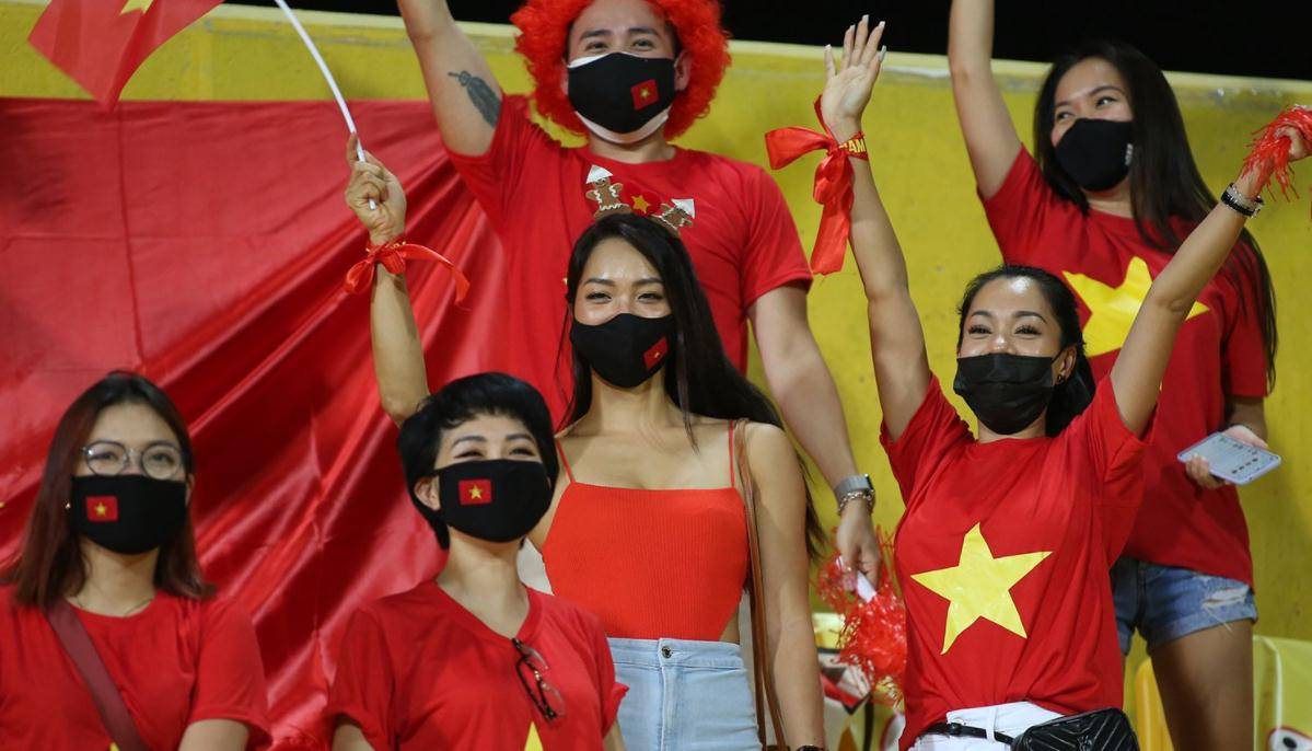 中国足球排行_国足应该放弃冲击世界杯的目标,排名小组第三就不错,第四名也行(2)