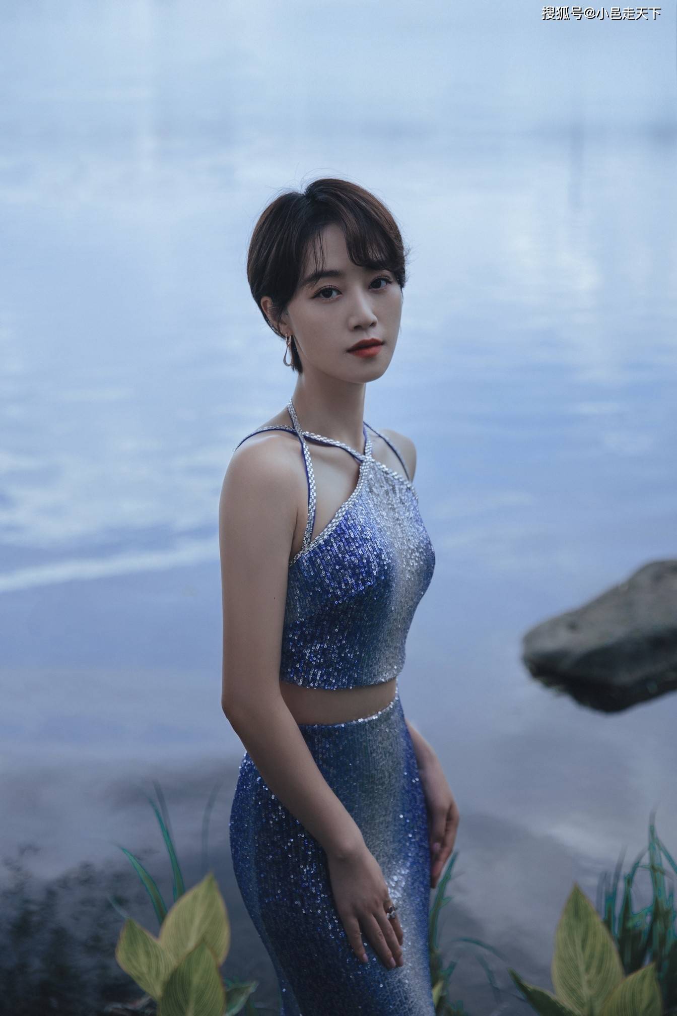 蓝盈莹银河流光裙性感写真