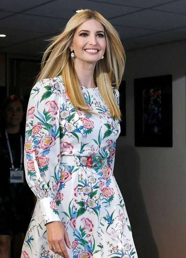 英国新晋第一夫人穿衣向伊万卡看齐?印花裙更少女,可惜龅牙抢镜