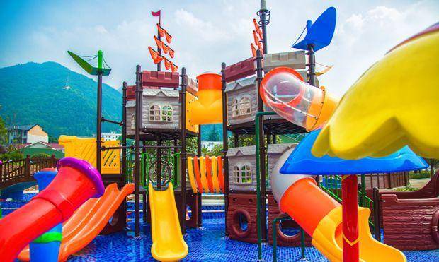 太白山尚境温泉富含硫,钙,锂,氟等多种微量元素,常年水温73℃以上