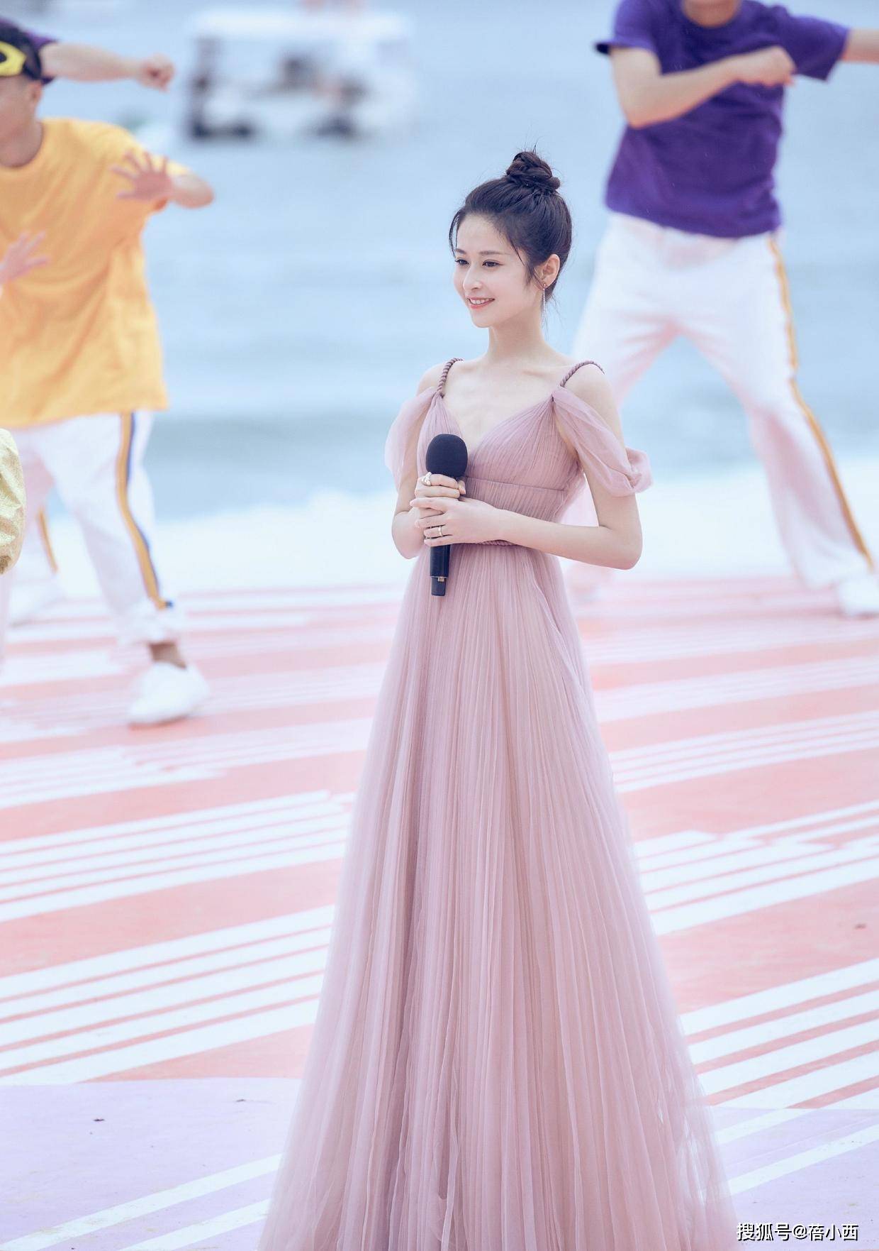 原创又被"颖儿"迷倒了,169身高穿吊带连衣裙气质惊艳,不愧是辣妈