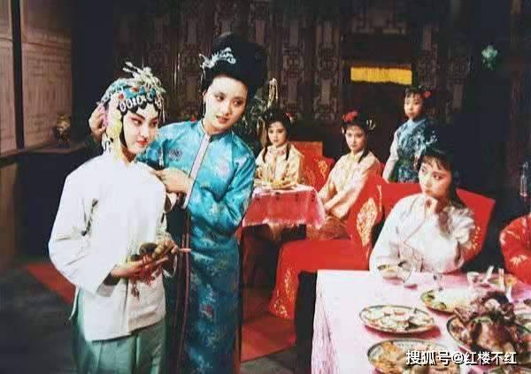 晴雯被撵出怡红院，奄奄一息之际，贾宝玉为何却不给她请个大夫？