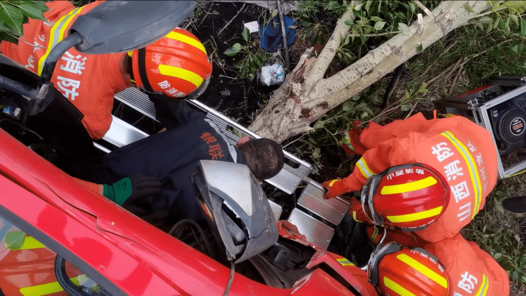 紧急救援朔州一辆半挂车侧翻司机被困