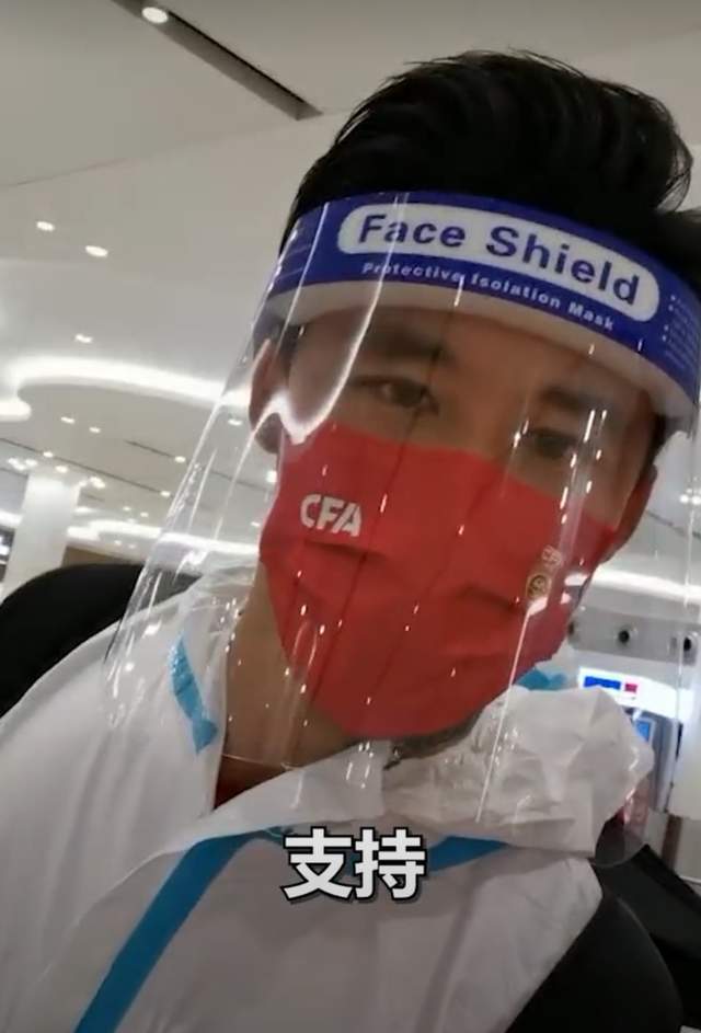 国足回国唯一球迷还滞留阿联酋磊子母亲说以后永远不理我了