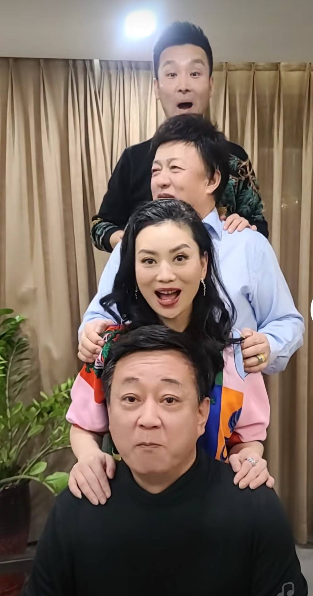 谭梅穿短裙跳舞,身段柔软不似51岁,朱军因其舞姿妩媚而一见钟情