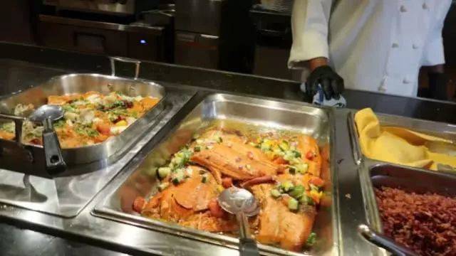 原创在越南吃自助餐吃5盘帝王蟹4只螃蟹看到账单懵了没搞错