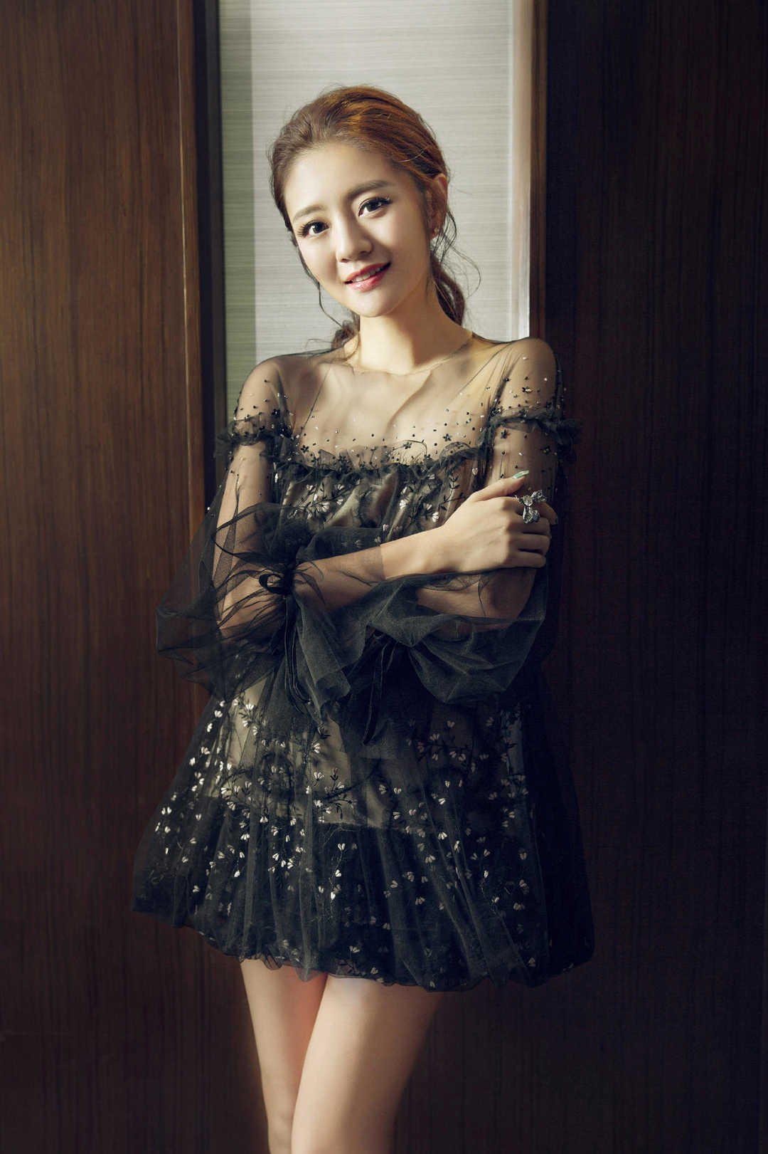 原创"豪门太太"安以轩身材绝了!穿黑色薄纱连衣裙高贵优雅,超洋气