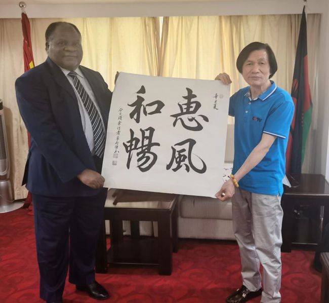 传中华文化讲中国故事书法家李府钟先生国学走进使馆