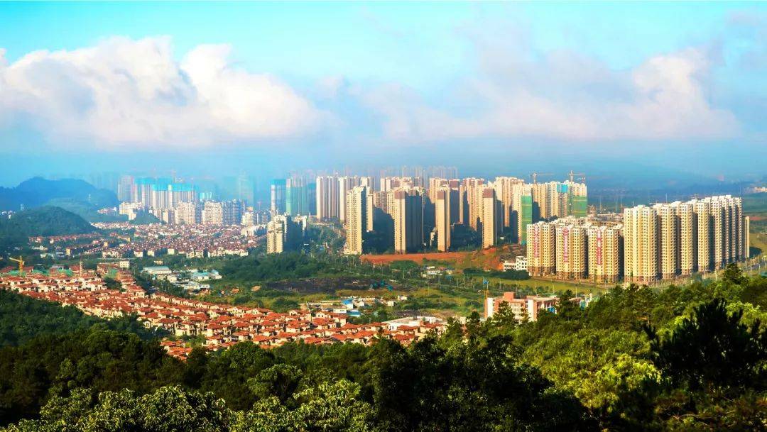 陈明生 摄芙蓉新城学校,公园,文化等公共设施日益完善.