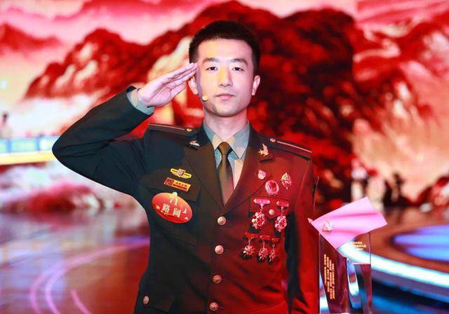 别看人家是95后"小鲜肉",但已经是一名博士研究生,本硕博均是实打实的