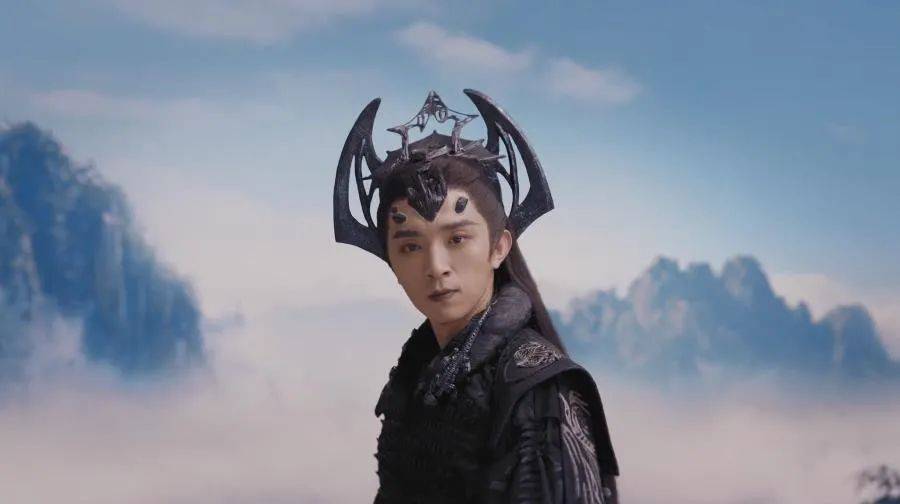 而片中程启蒙饰演黑山老妖,看起来都比宁采臣有主角相.