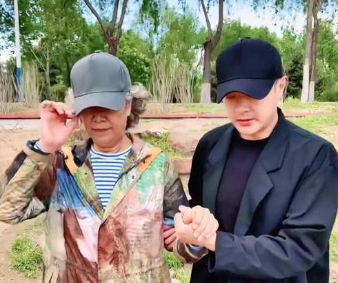 原创印小天父亲节悼念亡父哭红眼眶用力拥抱空气浑身颤抖引泪目