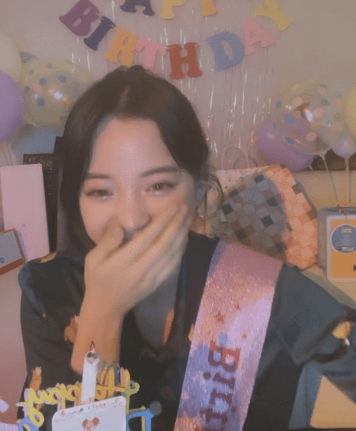 21岁欧阳娜娜穿睡衣直播庆生帮粉丝实现愿望现场开心到模糊