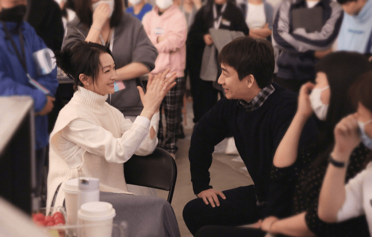 黄磊晒与周迅合照对视而笑画面太美好网友下一部小欢喜