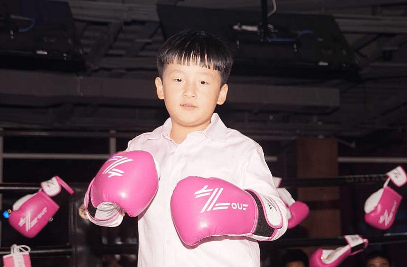 原创邹市明直播曝儿子近况!10岁轩轩已进国家队,打马球帅气长腿瞩目