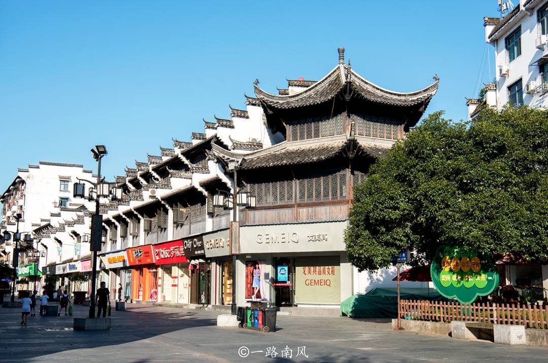 江西婺源造了一条仿古步行街,游客虽然稀少,徽派建筑却很有特色