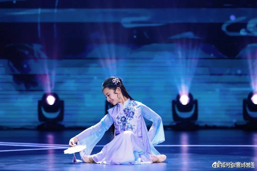 在灵儿表演时,扬老师说:"(动作)太到位了!