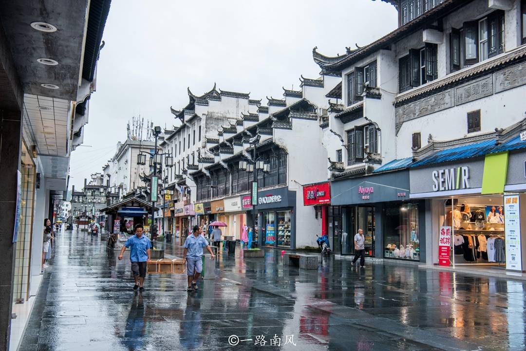 江西婺源造了一条仿古步行街,游客虽然稀少,徽派建筑却很有特色