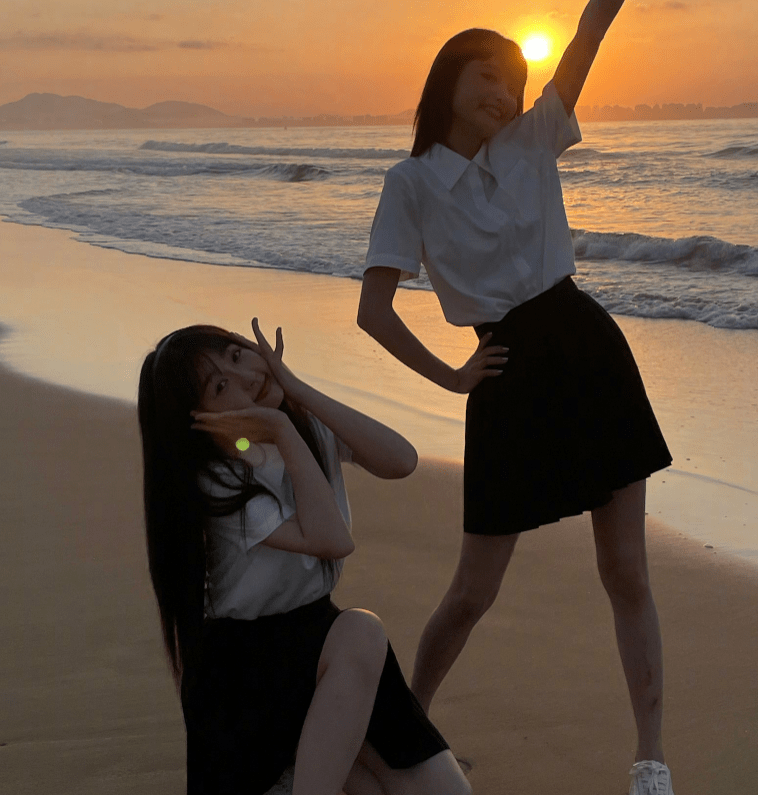 拍照怎么摆姿势两人 89653290b2a947aea583b09046840883.png