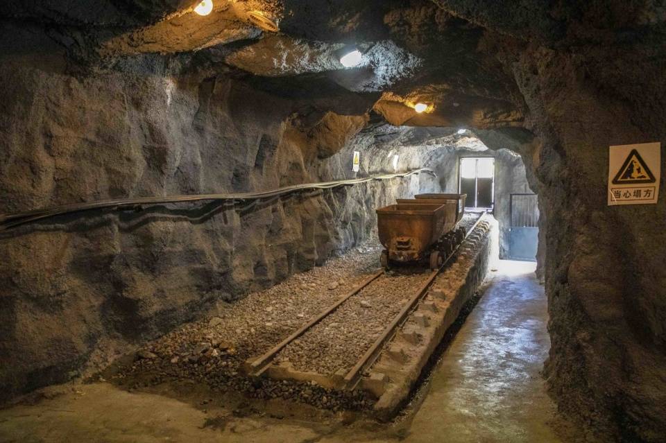 更是营造了一个模拟矿洞的场景,这里可以真实的感受到地下矿井的感觉