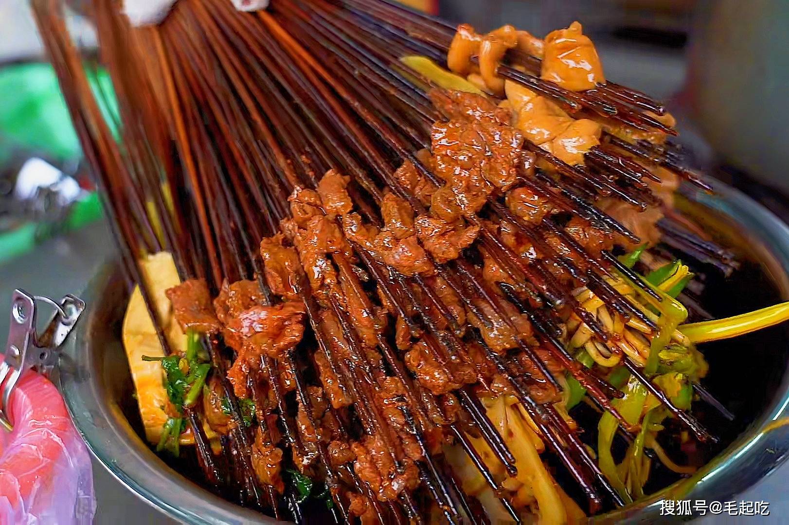 原创成都冷锅串串的扛把子老板很自信味道很巴适食客很满意