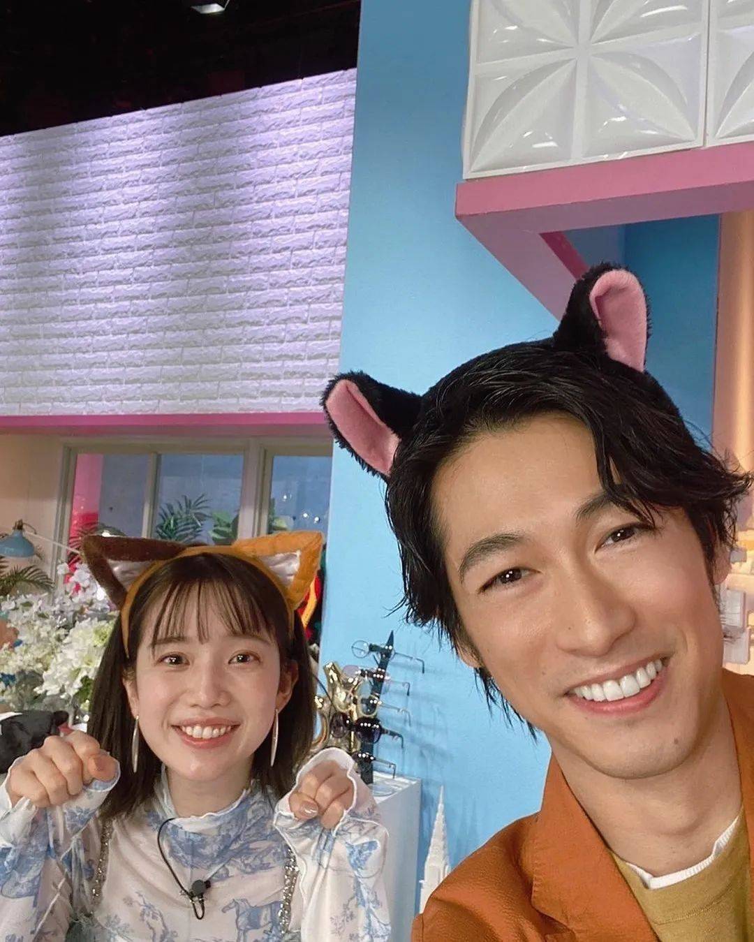 魅力男神藤冈靛上杂志,左搂右抱两大美女主播