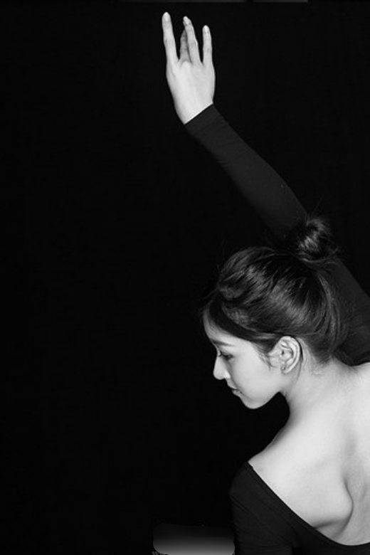原创章泽天黑白芭蕾舞大片曝光,秀酥胸美背,姿态优雅气质一绝