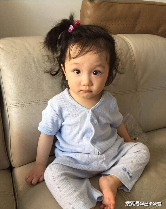 洪欣女儿大眼睛可爱迷人,似芭比娃娃,真讨人喜欢
