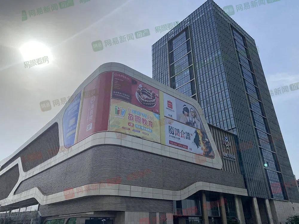 沿街没有商业配套,生活所需主要依赖17号线青浦新城站的绿地缤纷城