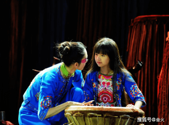 杨丽萍拎竹筐观看家人表演!侄女身高超一米八
