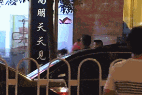 相声馆赔钱到倒闭,直播卖酒满屏尴尬,事业不行他投身爱情?