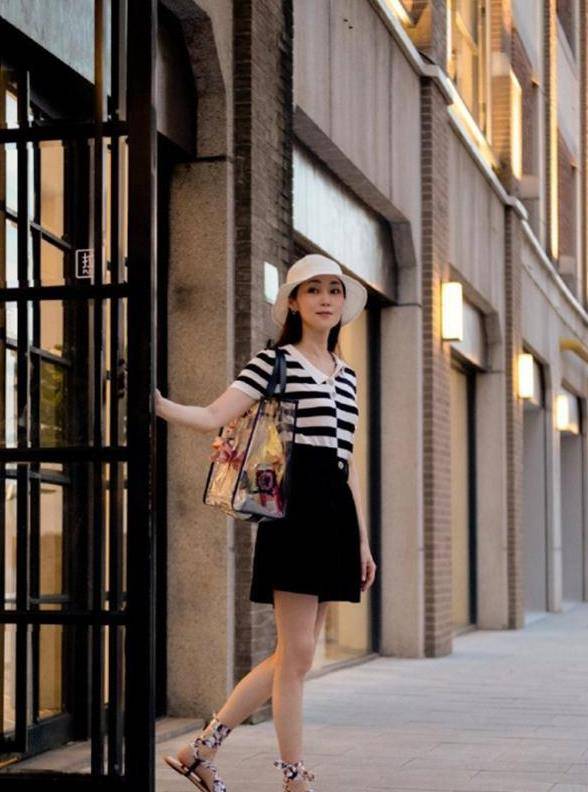 她曾被称为香港第一美腿后嫁幕后编剧如今50岁依然风韵犹存