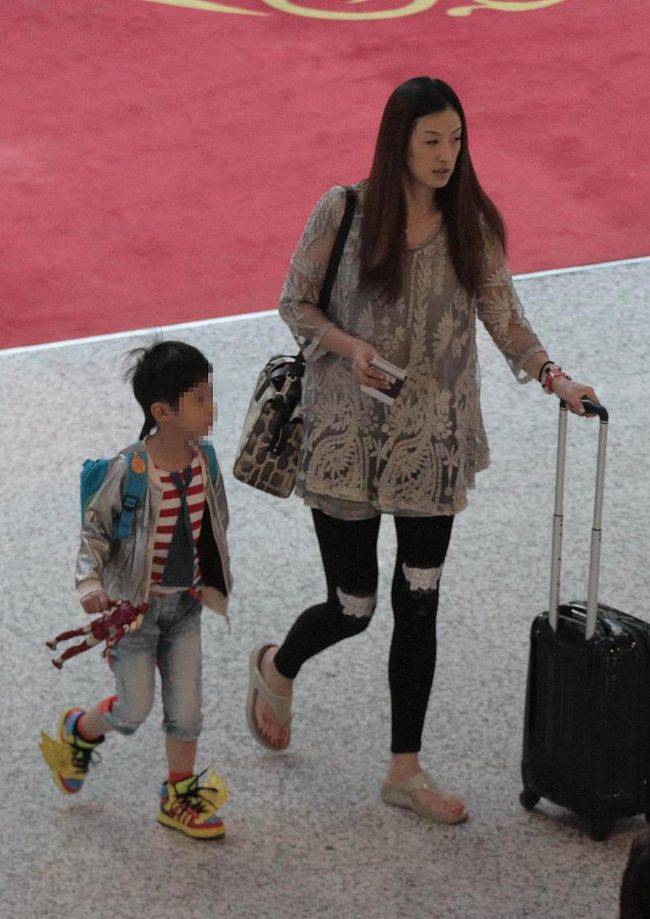 原创王志文真是占便宜了,老婆陈坚红有才有貌,身材成熟有女人味