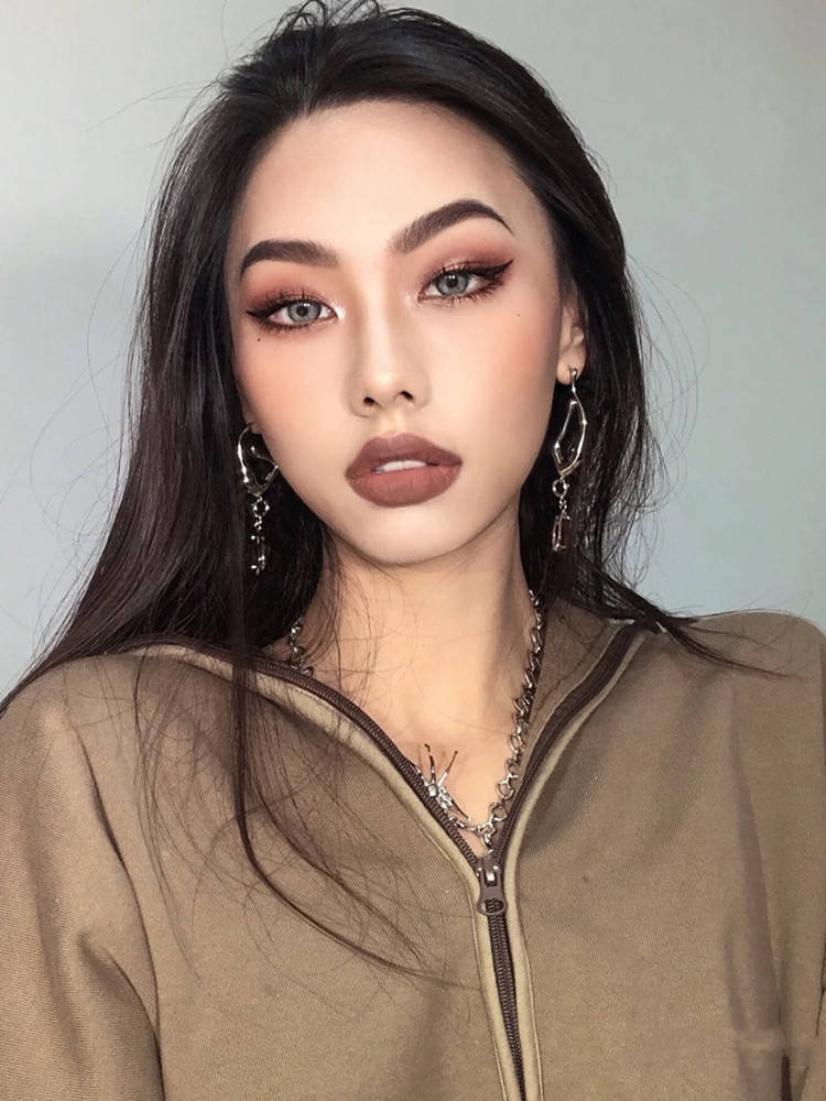 同时,亚洲人的唇形不一,有的人的唇部属于薄唇.