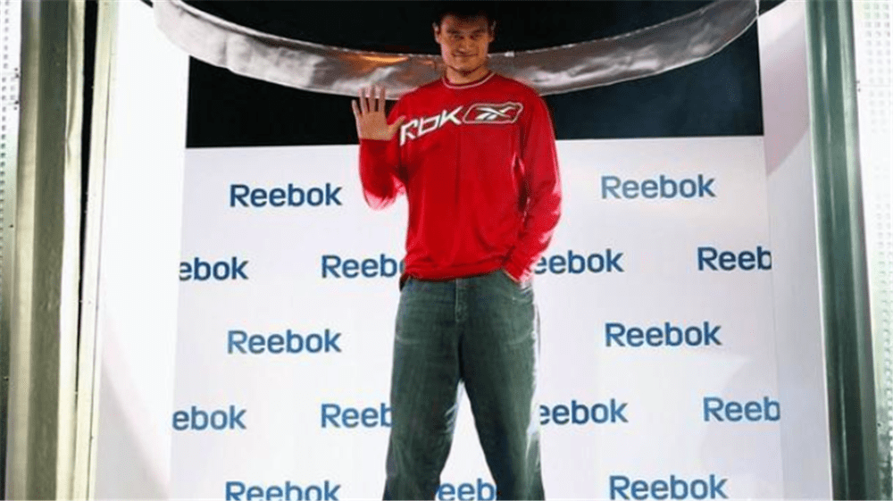 的姚明为什么拒绝耐克12亿美元的球鞋合同却选择了只给5000万的锐步