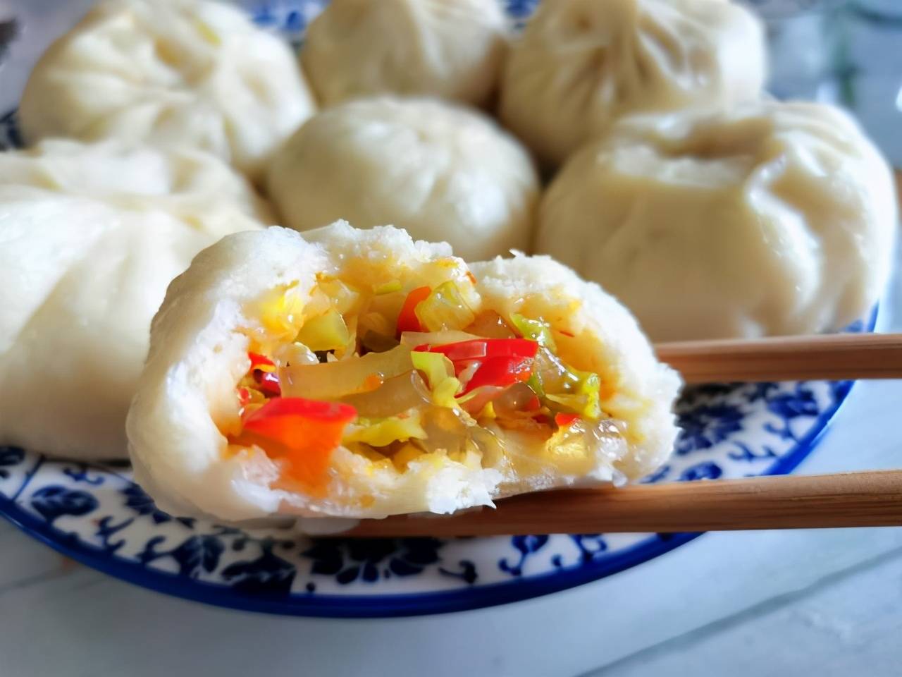 5元钱,每次总是忍不住就会买一个回家,包成莲花菜包子,真的太香了,隔