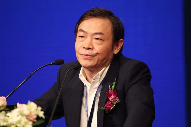 年7月一家名为思摩尔国际的企业在港交所上市,他是这家企业的大老板