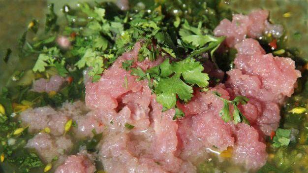 更有名的是傣族的"撒撇",通俗点来说就是生肉拌米线.