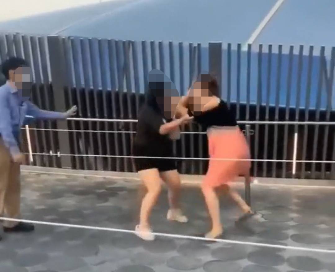 两女子互殴大出血图片