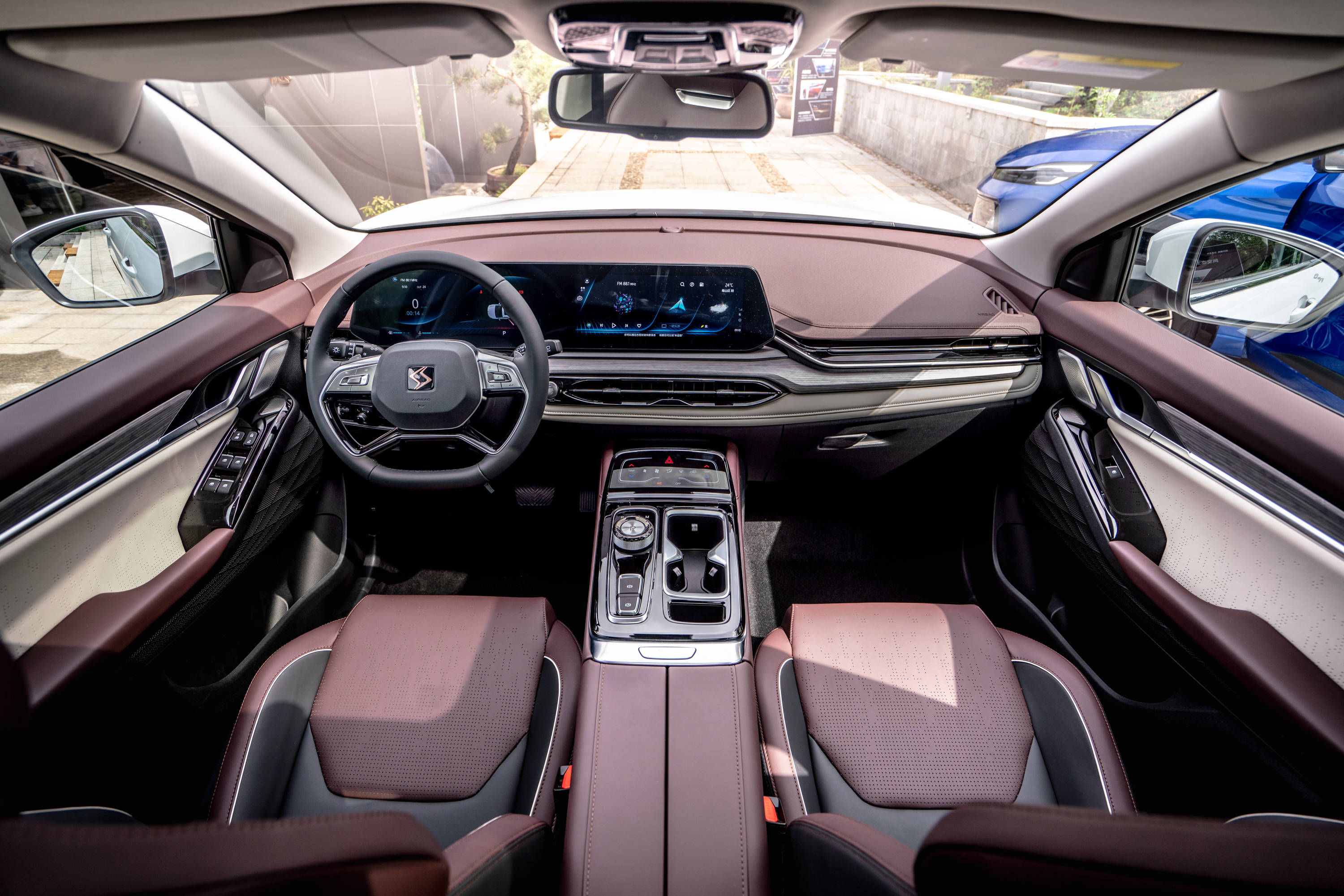 思皓qx的内饰以"设计服务功能,功能遵循体验"为原则,整体线条构造干脆