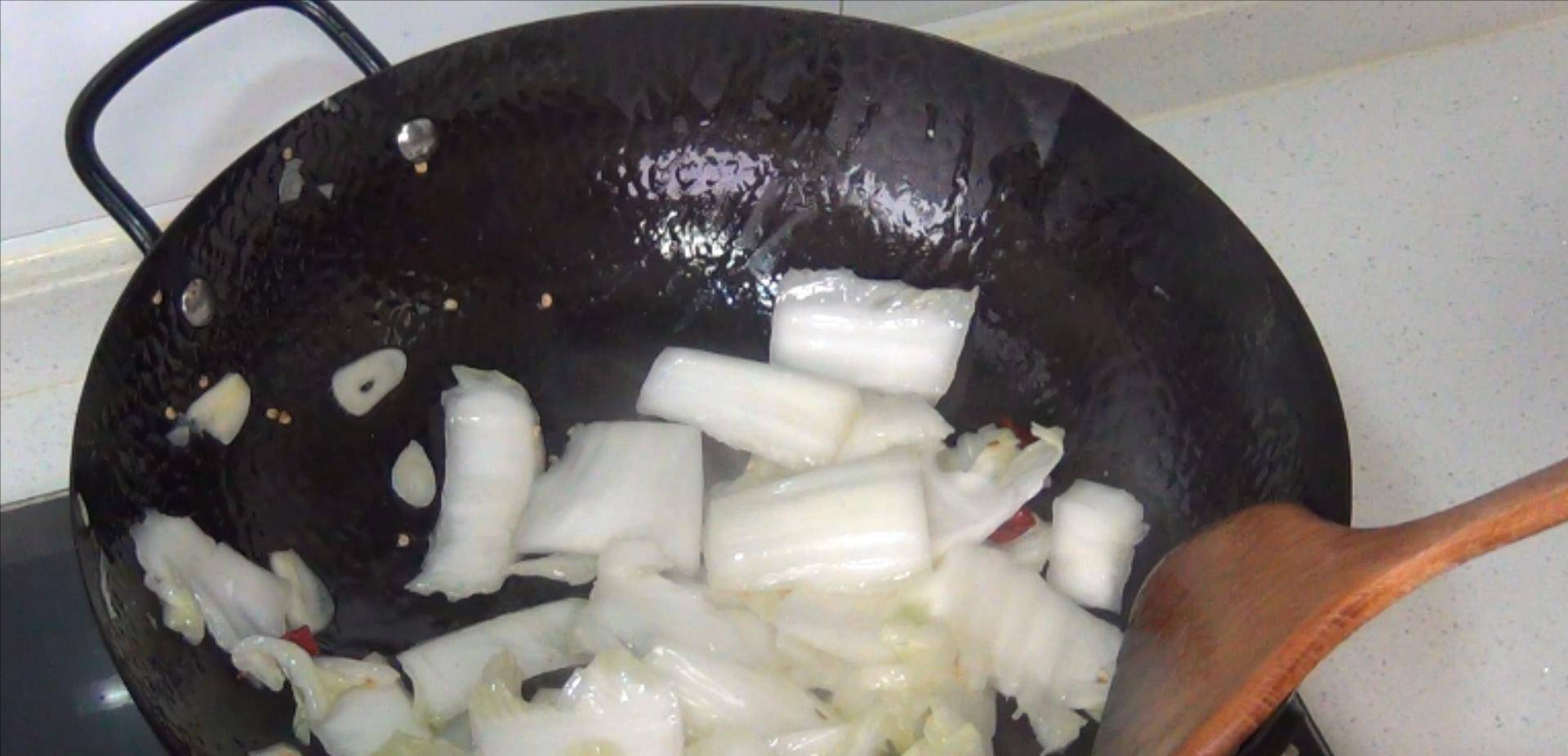 酸辣白菜怎么炒才不变色 02b2f8fc3b5041eda3e22d47caedb8d5.jpeg